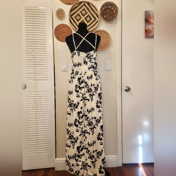 LAST ONE! Black And White Sleeveless Maxi Dress With Cutout - Picture 11 of 11